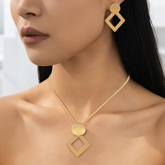 🔥 50% reducere 💎 Set colier și cercei modern și elegant ✨ Elegant și clasic, potrivit pentru purtare zilnică și petreceri 🌿